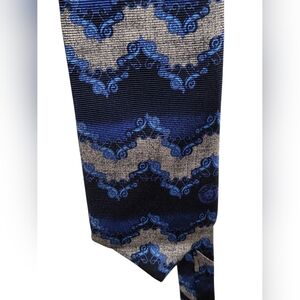 Gianni Versace Men's Tie  Scallop Pattern Medusa Blue Silk Designer Luxury-L02